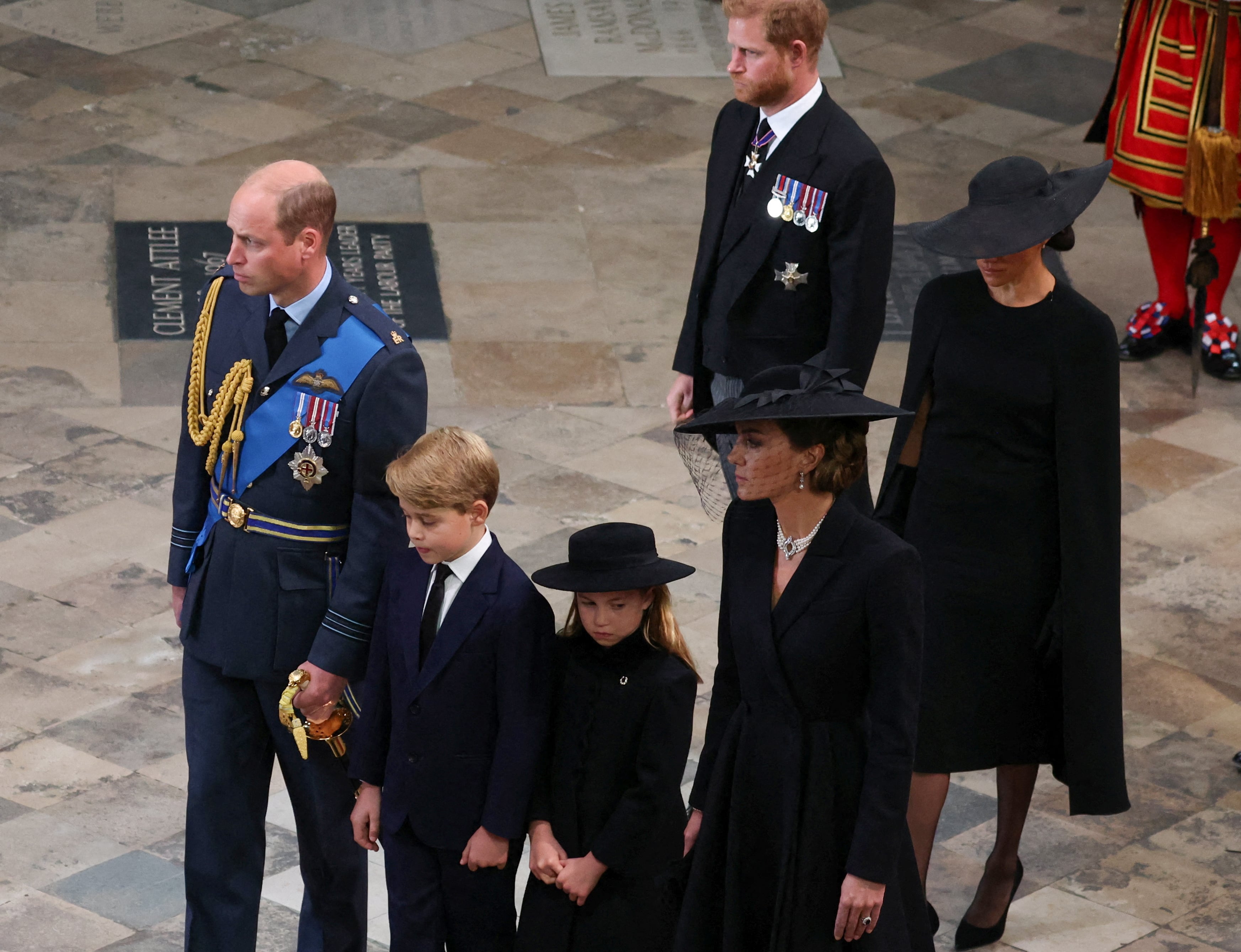 Guillermo príncipe de Gales, príncipe George, princesa Charlotte, Catherine princesa de Gales, príncipe Harry y Meghan Markle, funeral reina Isabel II