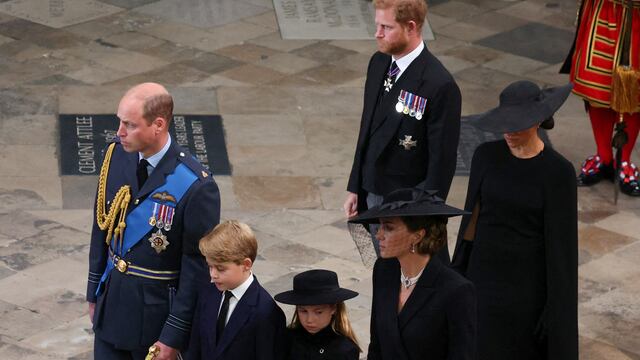 Guillermo príncipe de Gales, príncipe George, princesa Charlotte, Catherine princesa de Gales, príncipe Harry y Meghan Markle, funeral reina Isabel II