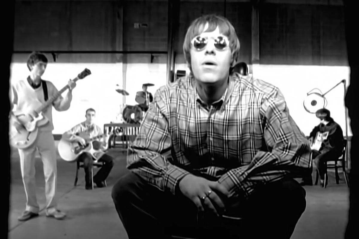 Oasis interpretando Wonderwall