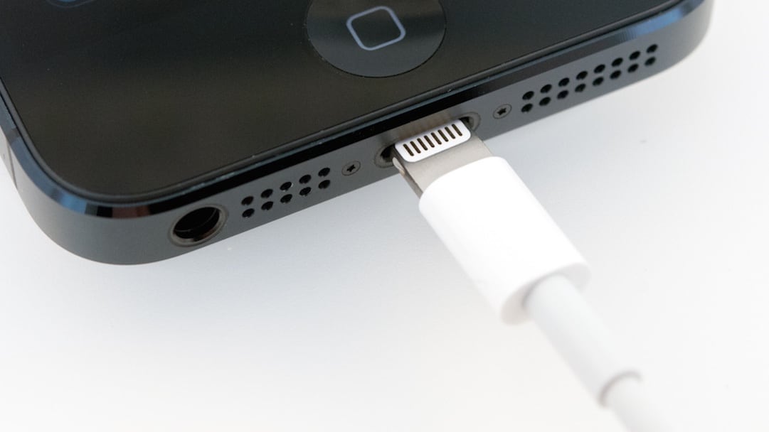 Puerto Lightning de un iPhone