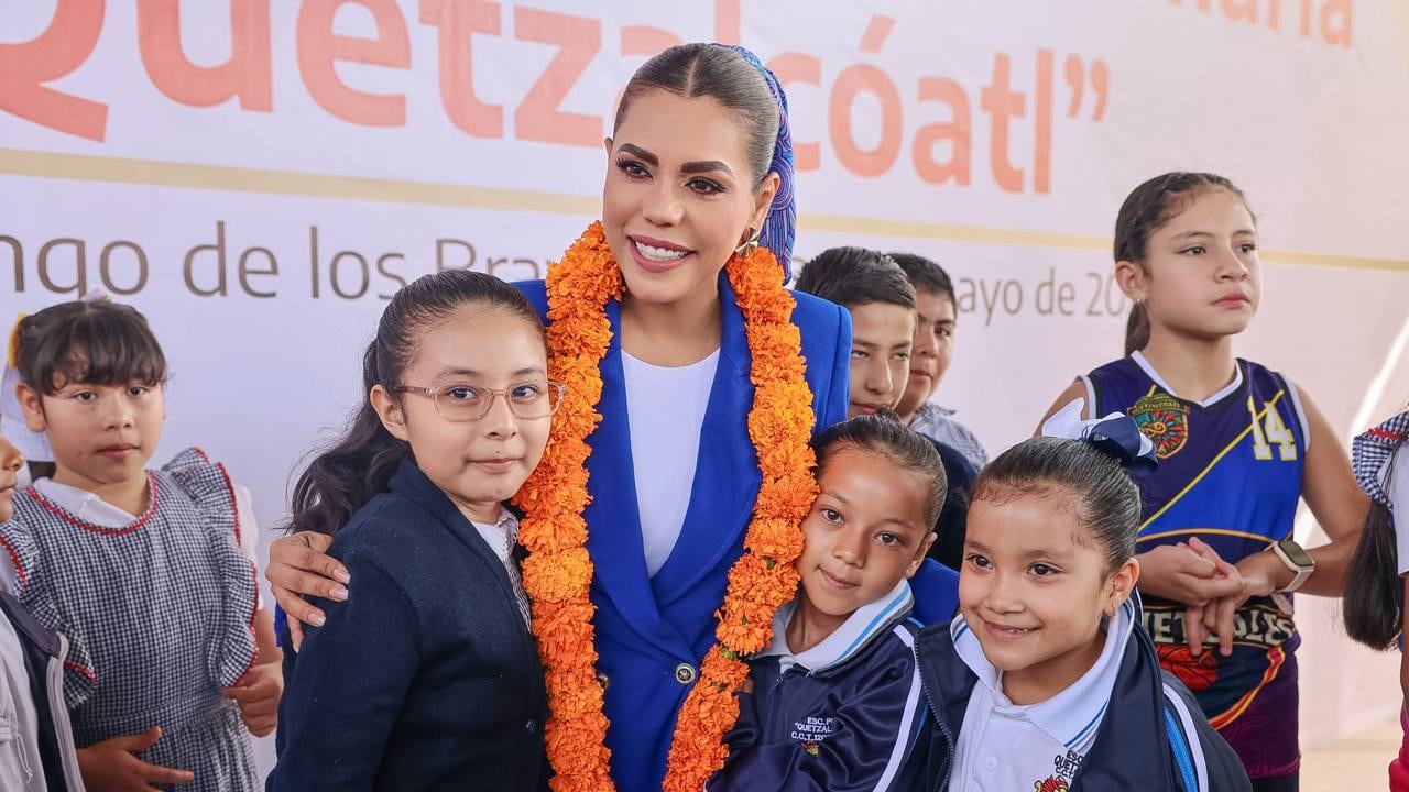 Evelyn Salgado Pineda encabeza homenaje a la bandera en primaria “Quetzalcóatl” de Chilpancingo
