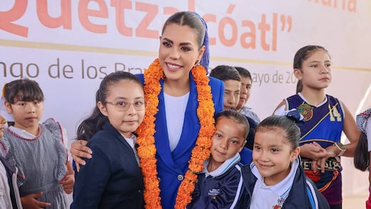 Evelyn Salgado Pineda encabeza homenaje a la bandera en primaria “Quetzalcóatl” de Chilpancingo