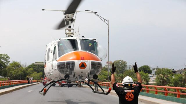 Helicóptero traslada lesionados de autobús turístico que volcó en Nuevo León