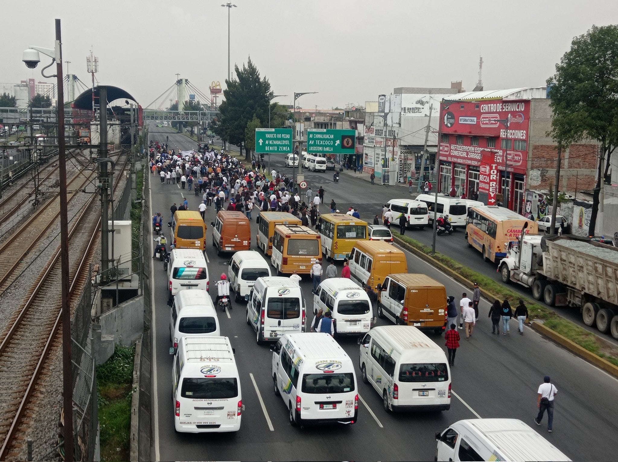 Transportistas bloquean Calzada Ignacio Zaragoza