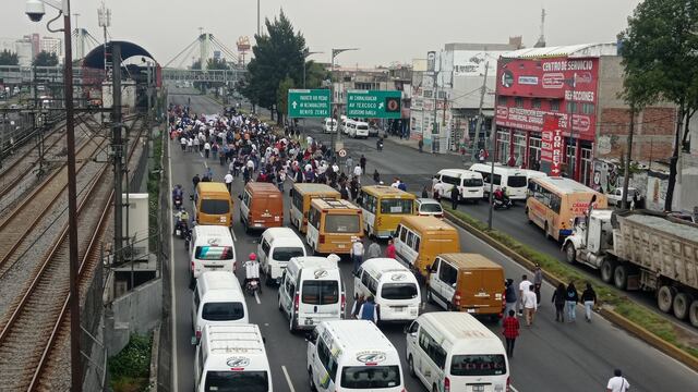 Transportistas bloquean Calzada Ignacio Zaragoza