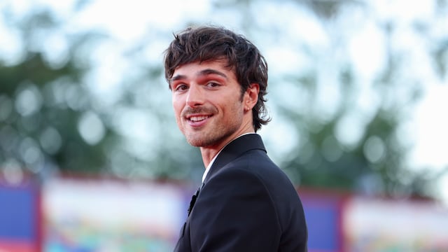 ¿Cuánto mide? La estatura de Jacob Elordi intriga al verlo junto a Cailee Spaeny en premiere de Priscilla de Sofia Coppola