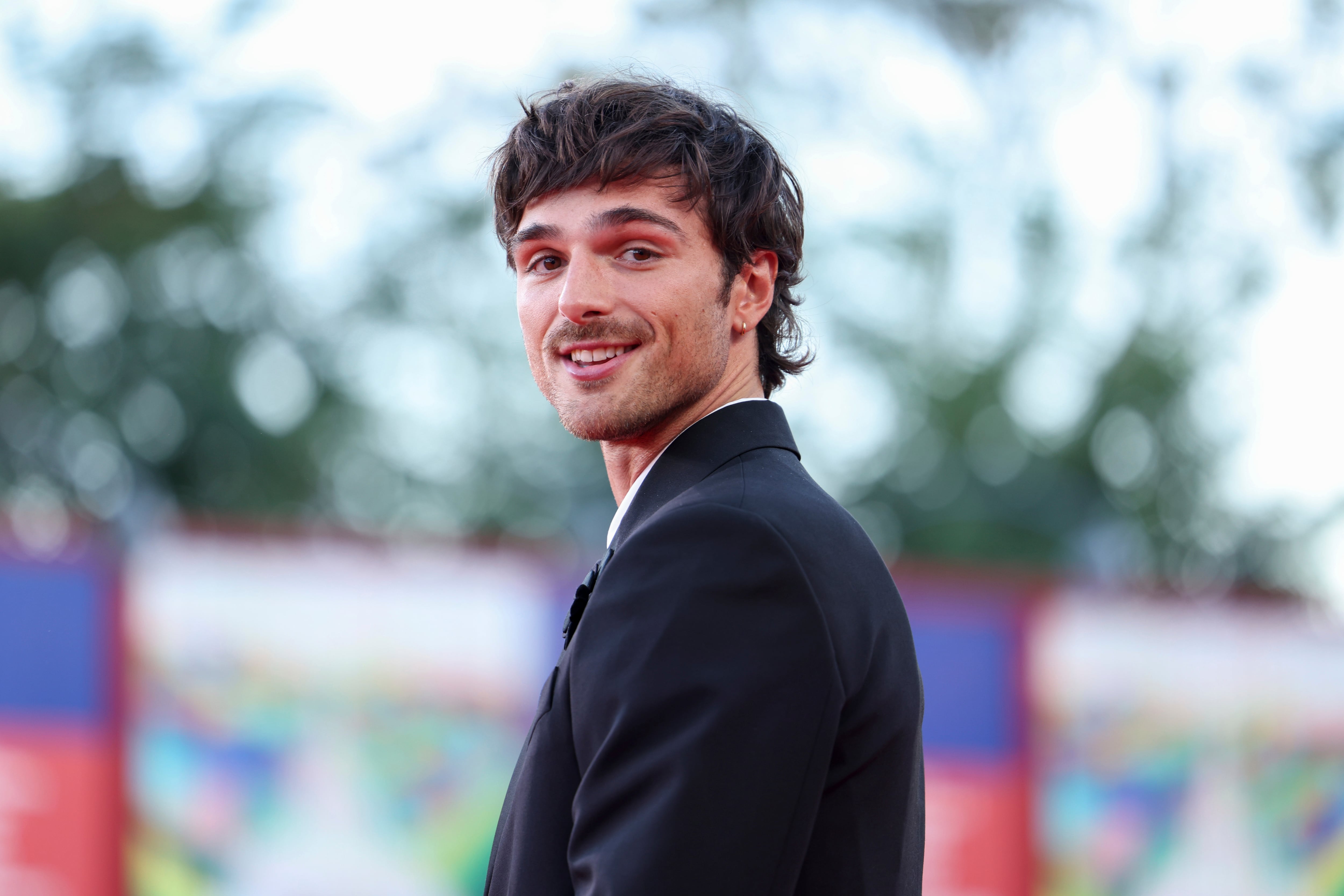 ¿Cuánto mide? La estatura de Jacob Elordi intriga al verlo junto a Cailee Spaeny en premiere de Priscilla de Sofia Coppola