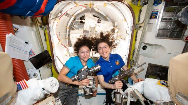 Astronautas Jessica Meir y Christina Koch listas para la primera caminata espacial sólo de mujeres.