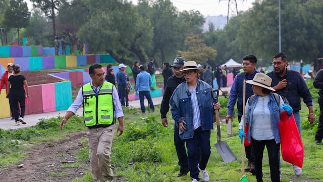Azucena Cisneros rehabilita parque y canchas de básquetbol en Ecatepec.
