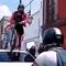 Querétaro: Ciclista pasa por encima de un auto estacionado en la ciclovía