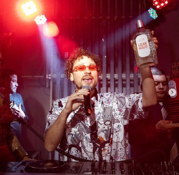 Luisito Comunica y su tequila Gran Malo