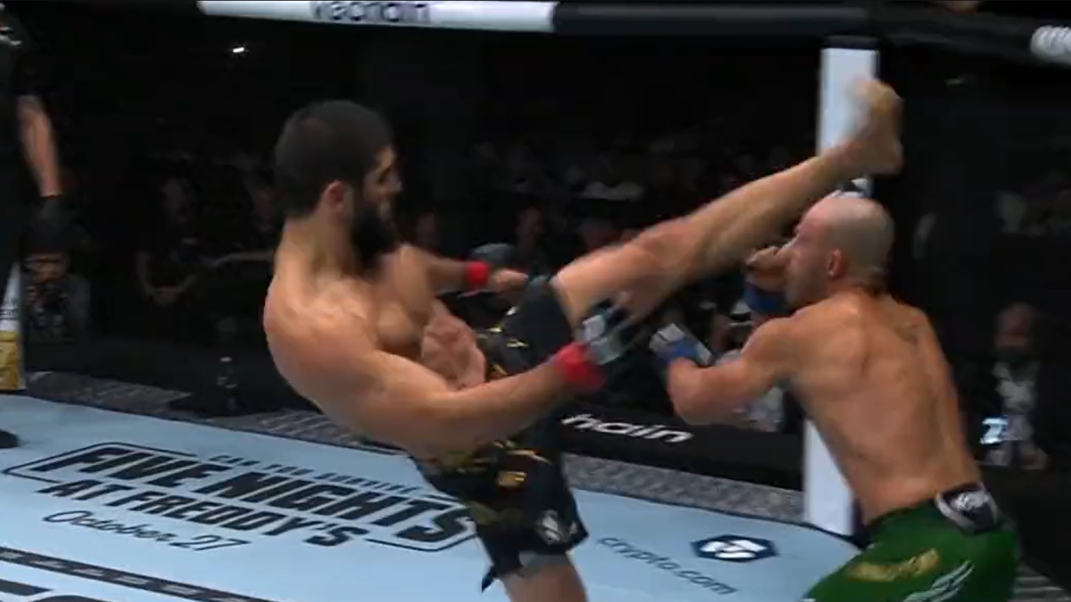 La tremenda patada a la cabeza con la que Islam Makhachev noqueó a Alexander Volkanovski en el UFC 294