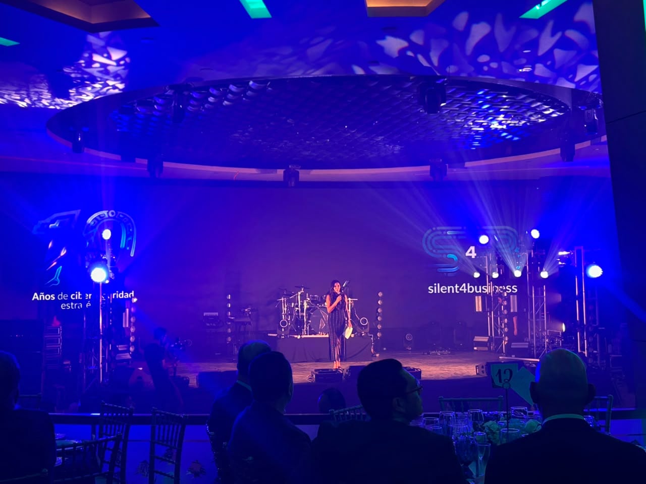 Layla Delgadillo celebra el décimo aniversario de Silent 4 Business en ciberseguridad.