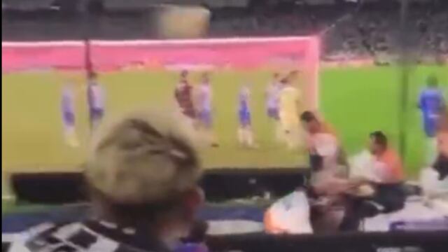 afcionado le avienta un vaso a Brian Rodríguez