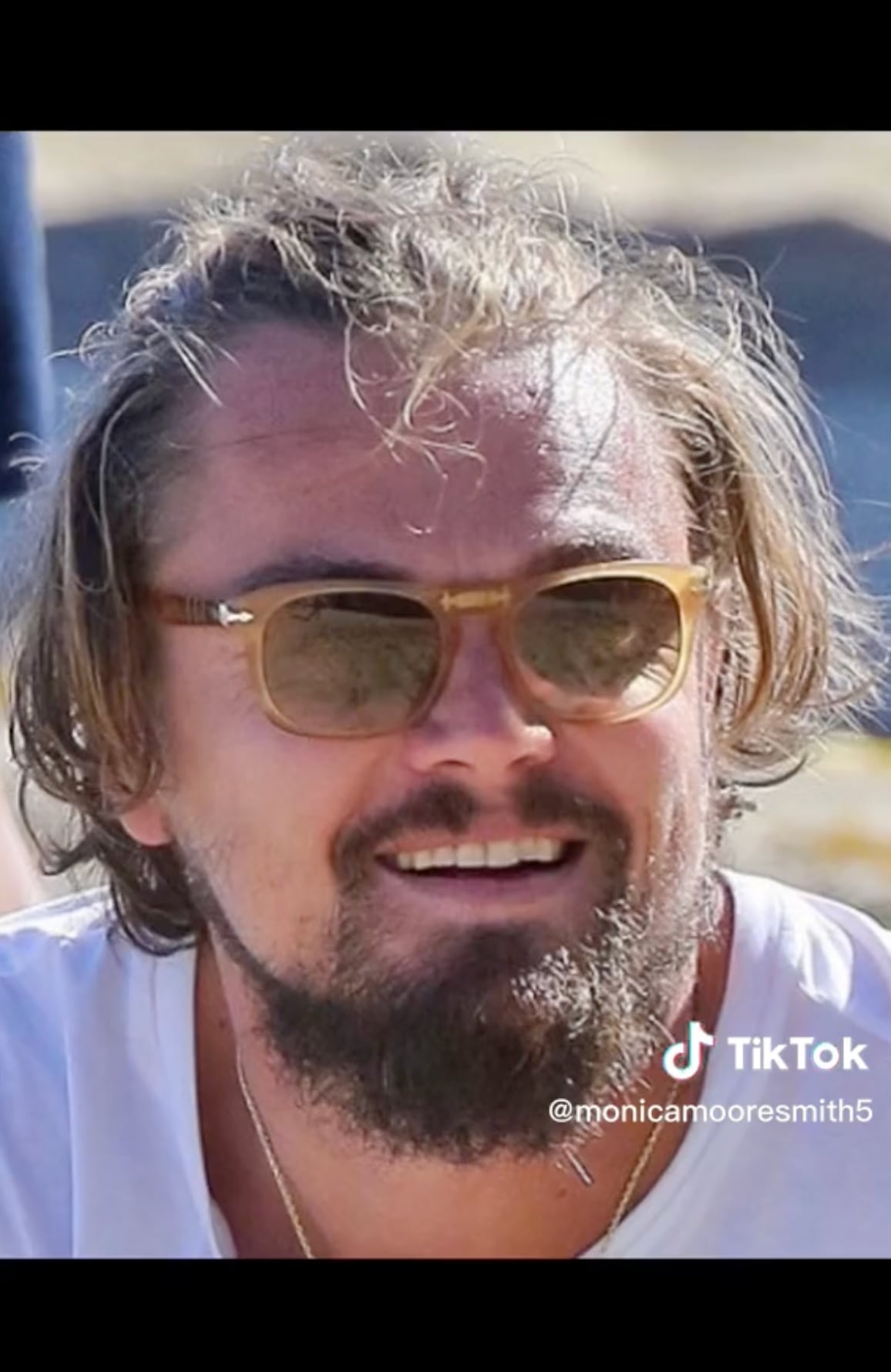 No es famosa, pero revela que fue novia de Leonardo DiCaprio y le preguntan si la deja a los 25 años