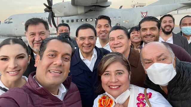 Diputados federales viajan en avión de la Semar