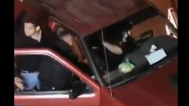 Policías roban a ciudadanos una mochila mientras allanan su vehículo en SLP