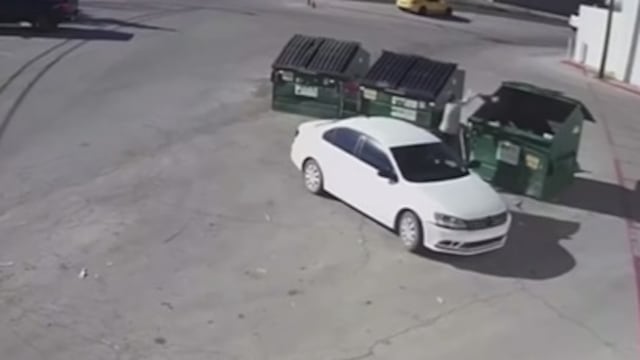 Captan a mujer tirando a un bebé