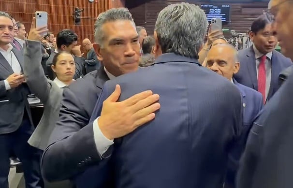 Monreal y Alejandro Moreno sellan con un abrazo acuerdo de respeto en la Cámara de Diputados