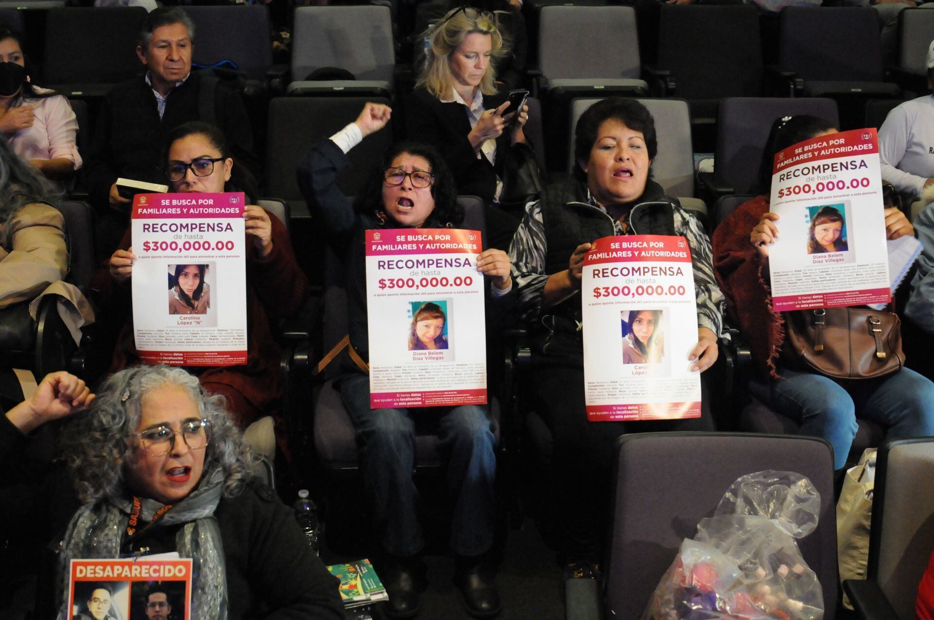 Familias de desaparecidos en el Museo de Memoria y Tolerancia