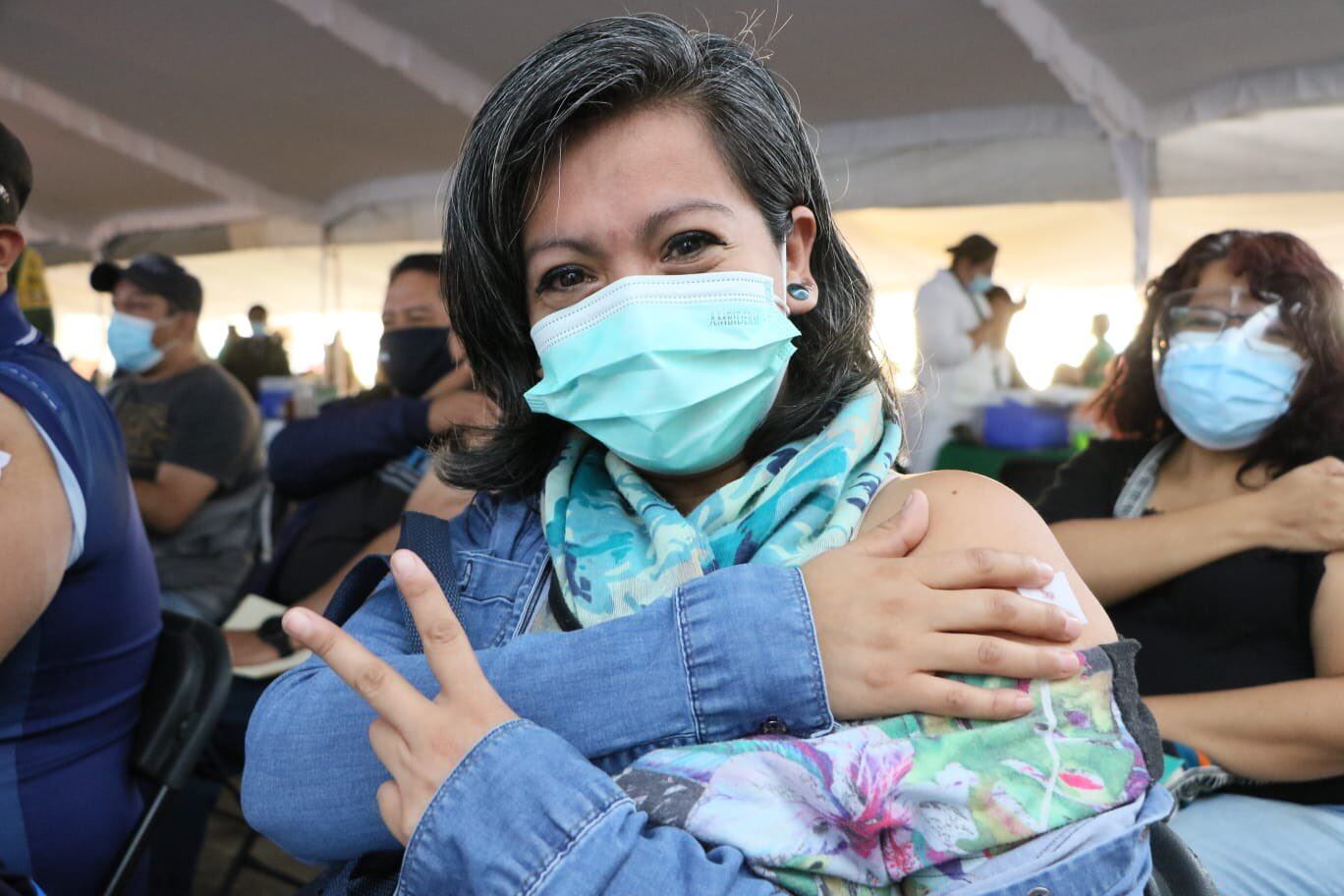 Vacunación de maestros en Primaria Benito Juárez