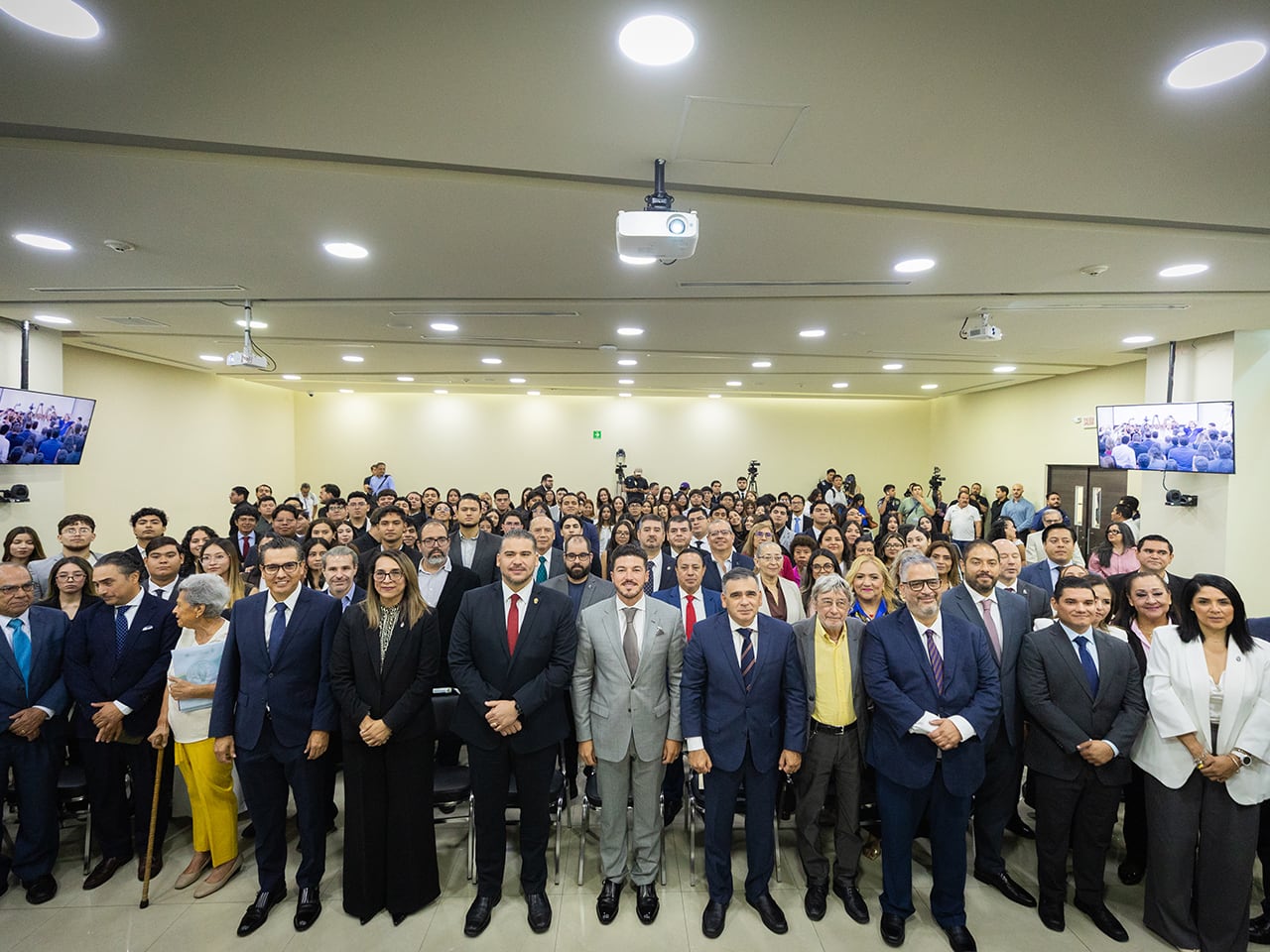 Samuel García defiende el federalismo como motor de innovación en Nuevo León.