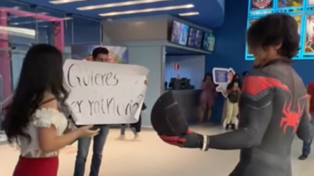 Joven se le declara a su amiga en el cine antes de ver "Spider-Man: No Way Home"