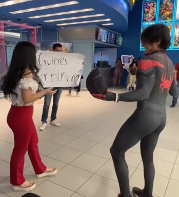 Joven se le declara a su amiga en el cine antes de ver "Spider-Man: No Way Home"