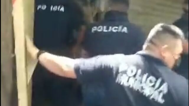 Policías detienen a golpes a joven por no usar cubrebocas