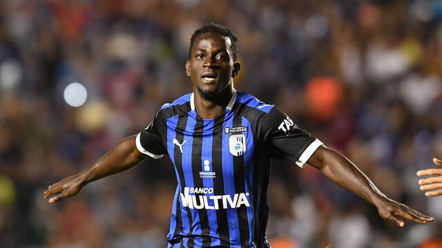 Aké Loba celebra un gol con Gallos