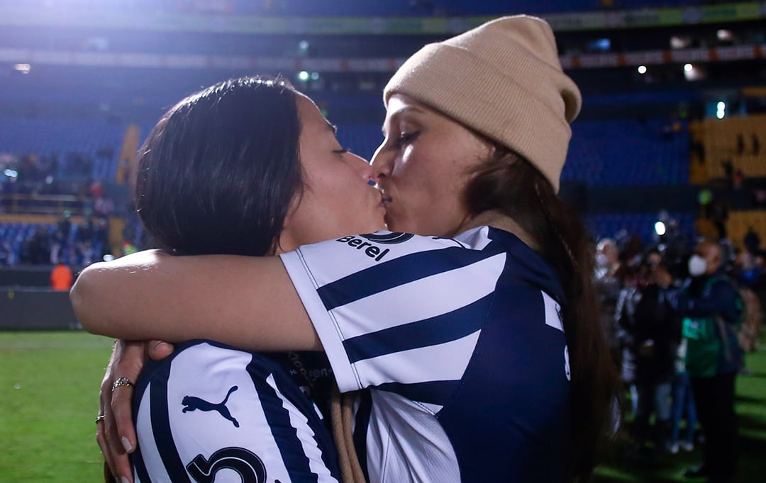Rebeca Bernal y su novia Janelly Farías se besan