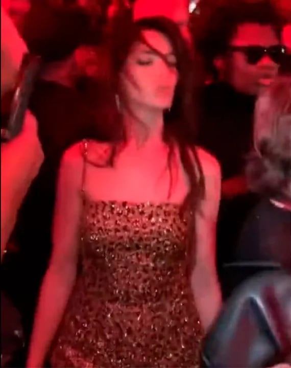 Anne Hathaway sabe divertirse en la peda y su sensual baile ya inspiró memes