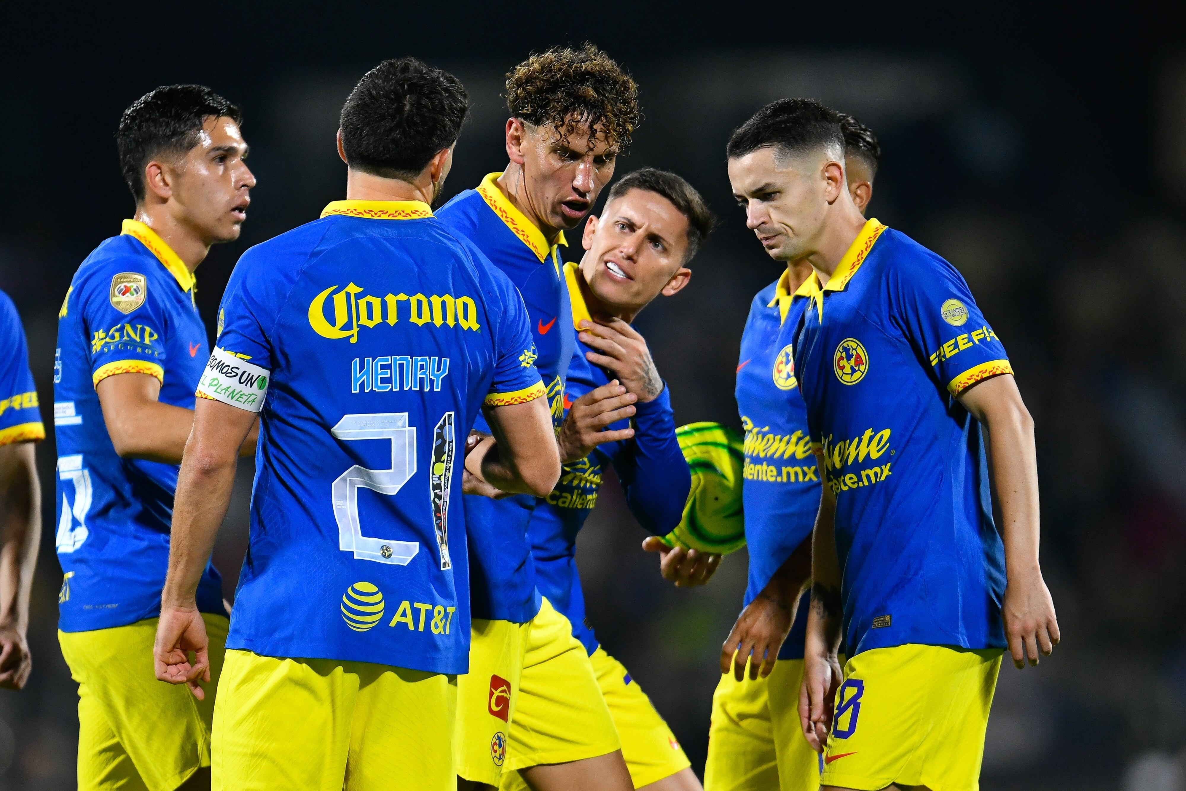 Henry y Brian Rodríguez discutiendo