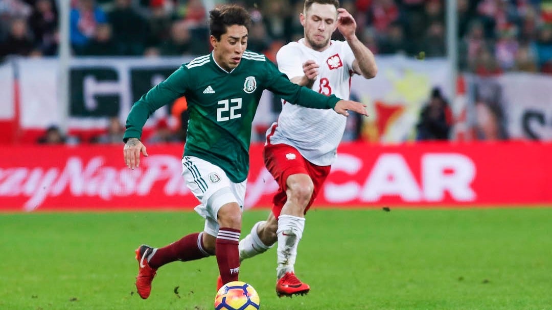 Omar Govea en juego con el Tri.