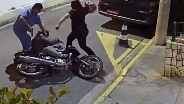 Pareja golpea y somete a ladrón que los quiso asaltar; en Brasil