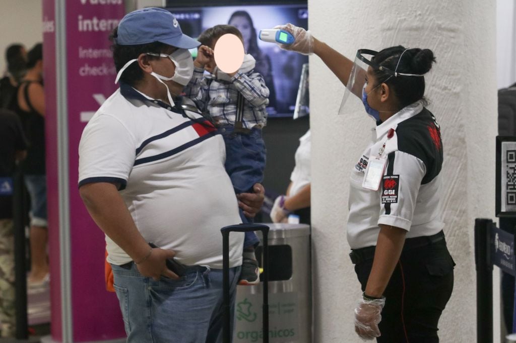 Toma de temperatura en aeropuerto (Imagen ilustrativa)