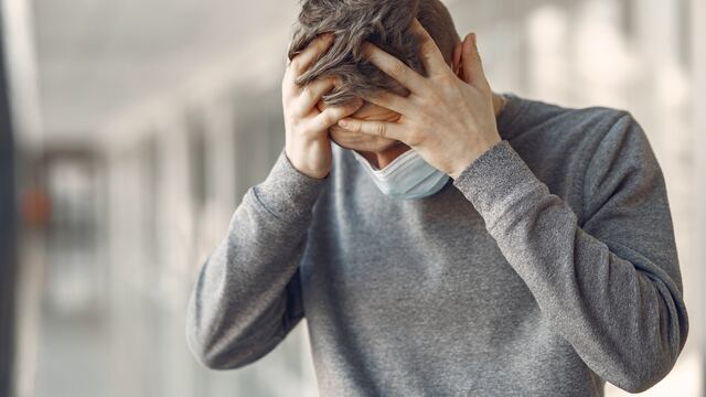 Hombre enojado con cubrebocas