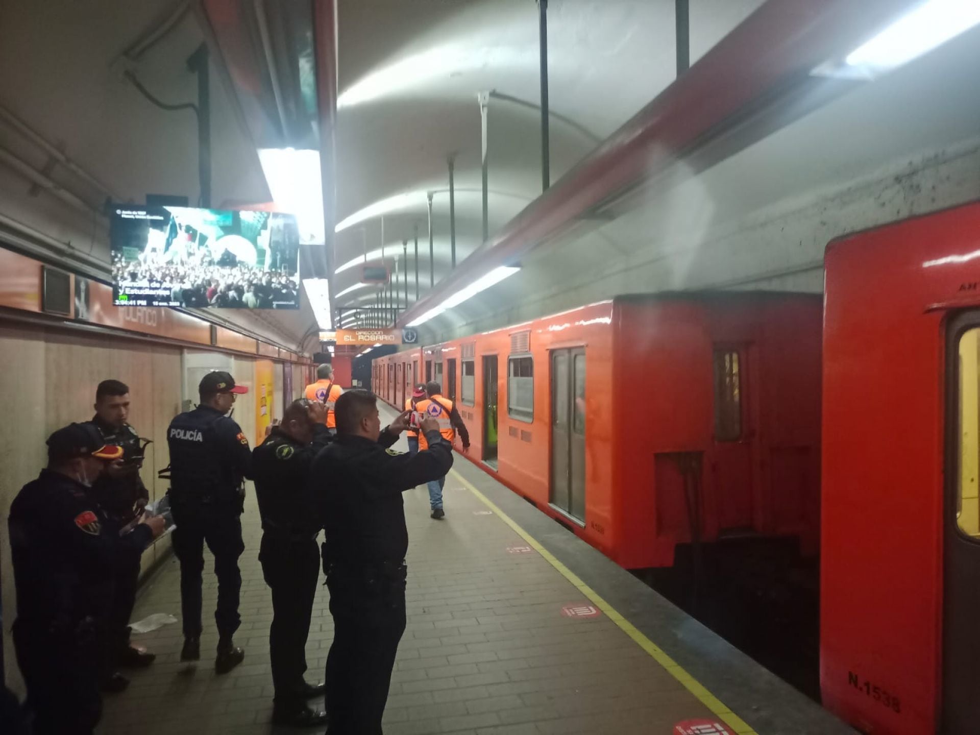Convoy de Línea 7 del Metro se separó al llegar a la estación Polanco por lo que se desalojaron a usuarios después de reportar un estallido en la estación.