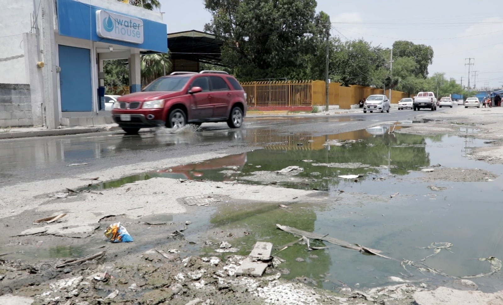 José Quiroga, encargado del despacho de la Presidencia Municipal de Escobedo, atendió las demandas de habitantes afectados por fugas de aguas negras.