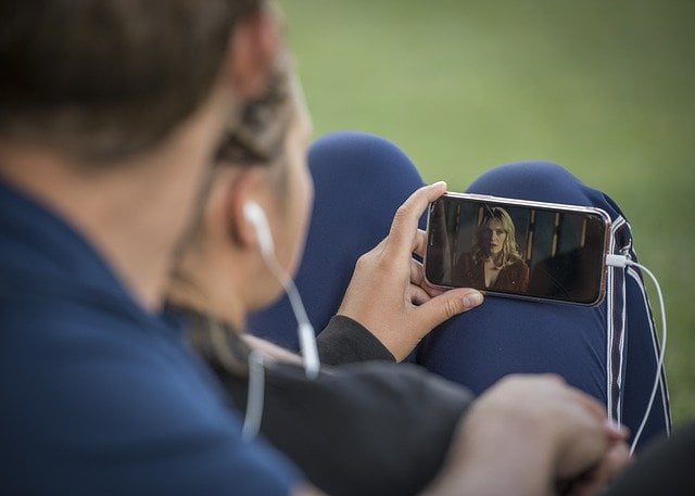 Pareja viendo película en su celular.