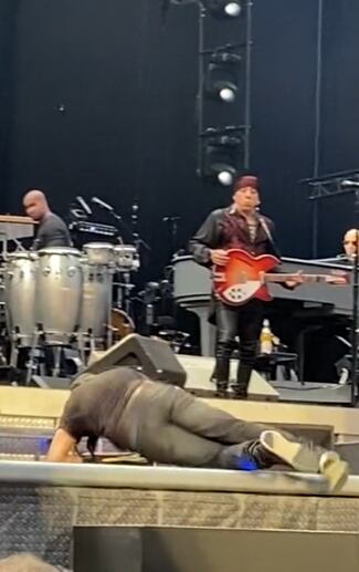 Caída de Bruce Springsteen en concierto en Ámsterdam