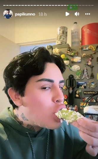 Kunno alburea comiendo taco dorado.