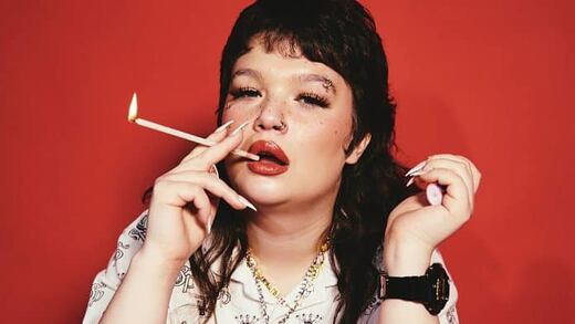 Lola Young cancela shows en México y globalmente tras sufrir desmayo