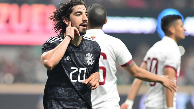 Pizarro celebrando gol con el Tri
