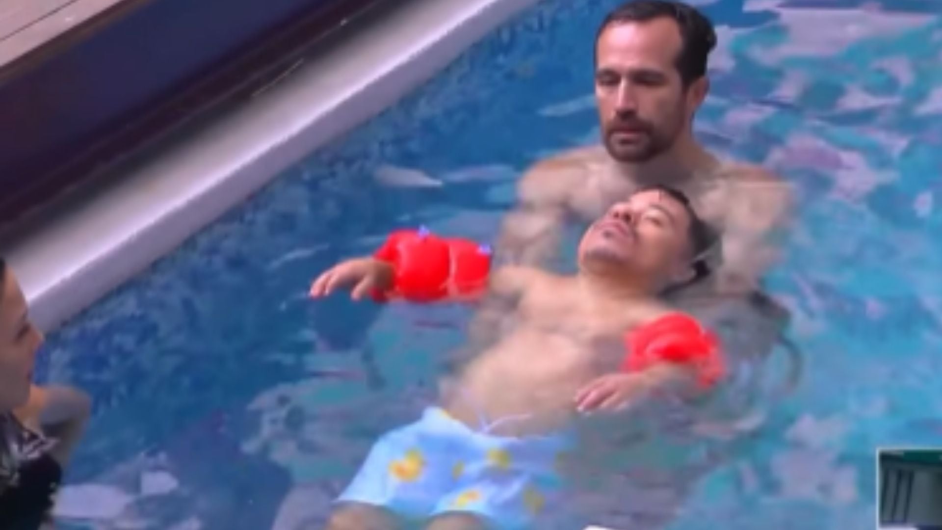 La Casa de los Famosos México 2025 en vivo hoy: El Abelito recibe clases de natación por Dalilah Polanco y El Guana