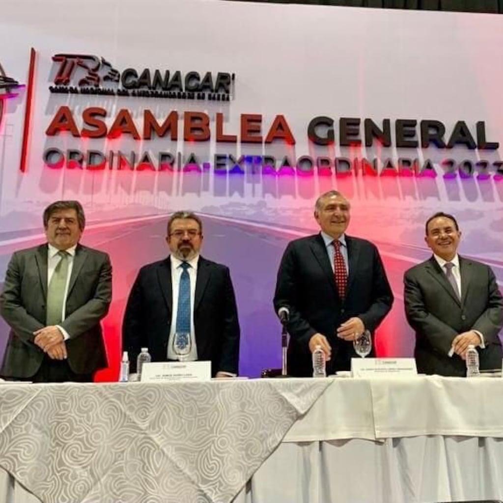 Adán Augusto López reafirma compromiso por la seguridad de transportistas