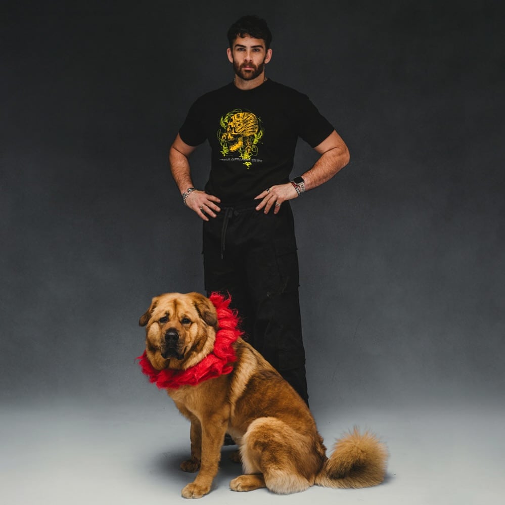 Hasan Piker con su perro Kaya.
