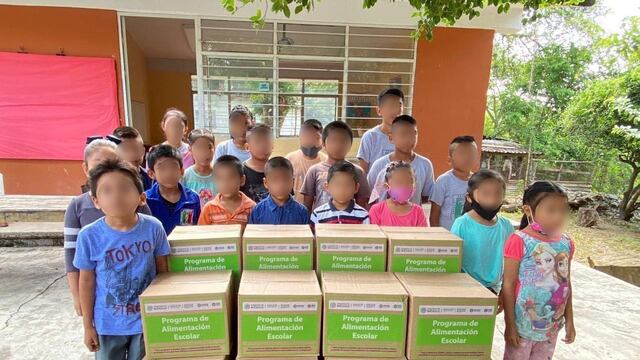 Niños en San Luis Potosí recibiendo desayunos