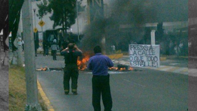 Cierran FES Acatlán por quema de llantas frente a entrada principal