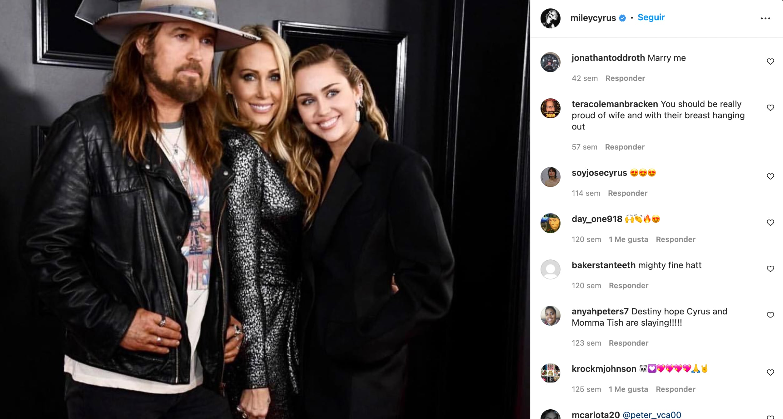 Miley Cyrus y sus padres en los Grammys 2019